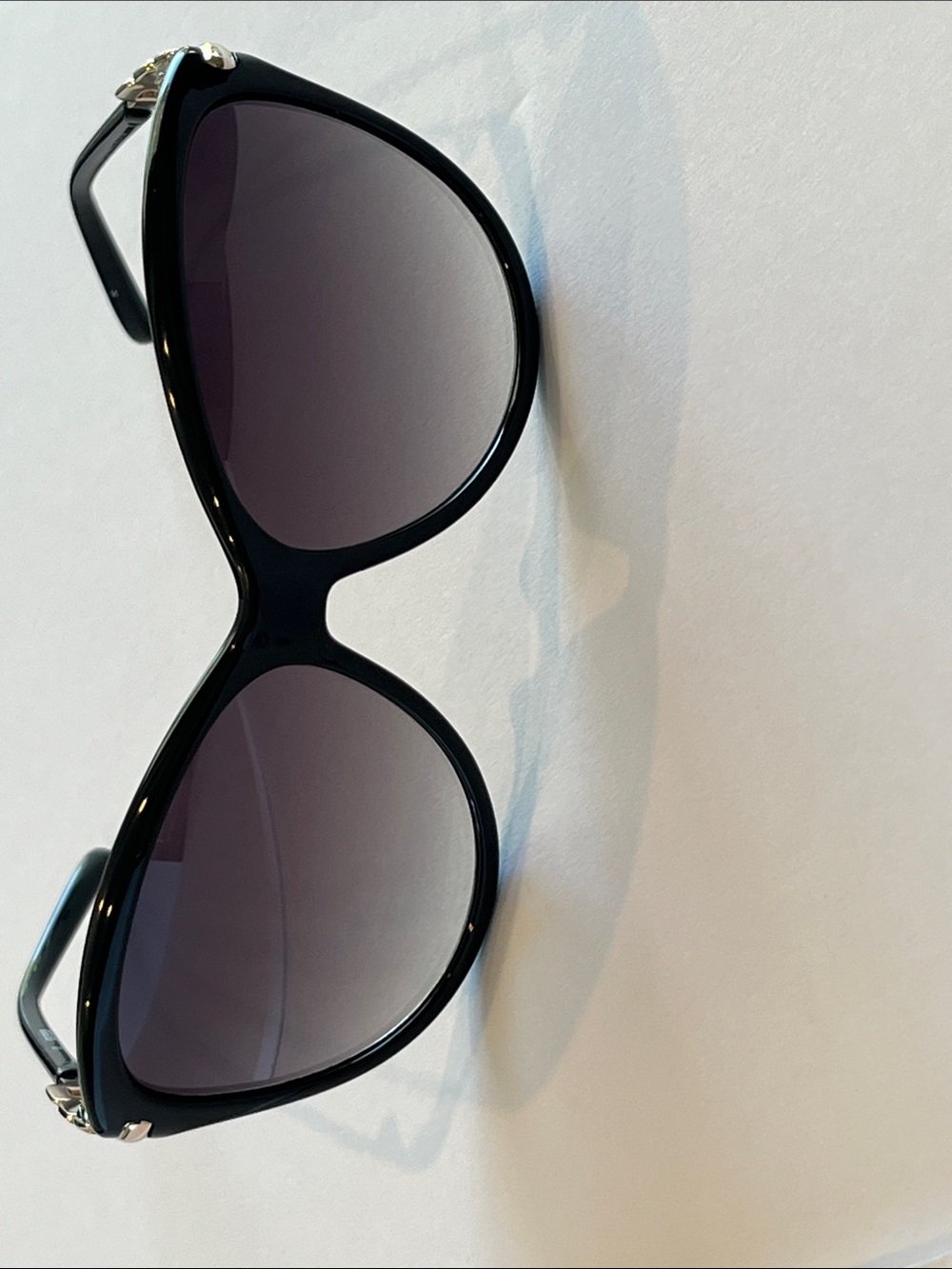 GUESS Black Sunglasses - Sleek Designer Style